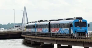 Intenso movimiento en el puente internacional por el inicio del fin de semana largo imagen-2