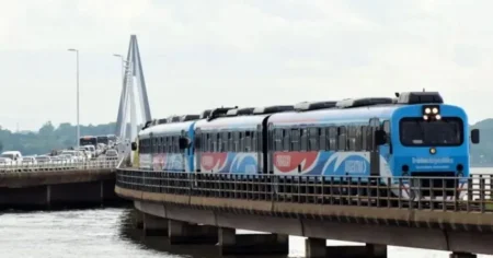 Intenso movimiento en el puente internacional por el inicio del fin de semana largo imagen-6
