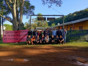 Padres tomaron una escuela en respaldo a la directora, cargo docente y un comedor imagen-1