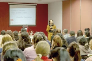 Capacitan a docentes de primaria por aumento del consumo de vapeadores imagen-1