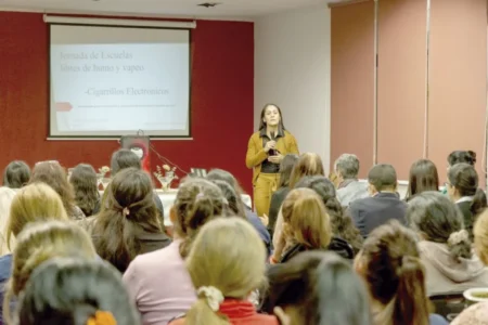 Capacitan a docentes de primaria por aumento del consumo de vapeadores imagen-19