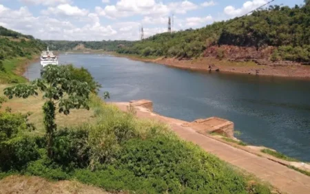 Por el bajo nivel del río Iguazú, postergan la peregrinación náutica en honor a San Roque González imagen-11