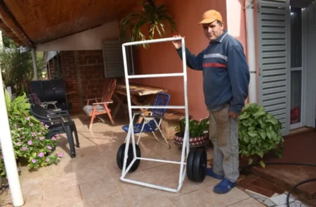 La tarefa lo llevó a fabricar carritos para transportar raídos de hoja verde, tuvo demanda de los trabajadores del sector y emprendió imagen-6