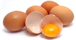 Durante años se creyó que comer yema de huevo elevaba el colesterol y aumentaba el riesgo de enfermedades cardíacas, pero hoy los médicos cambian su postura luego de nuevos estudios imagen-3