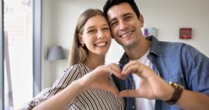 Mark Travers: "Soy psicólogo y estudio a las parejas: las personas en las relaciones más felices hacen 7 cosas por la mañana que la mayoría descuida" imagen-3