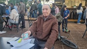 A los 88 años, encontró en el álbum del Mundial una nueva pasión y sueña con completar todas las figuritas junto a su nieta A los 88 años, encontró en el álbum del Mundial una nueva pasión y sueña con completar todas las figuritas junto a su nieta imagen-4