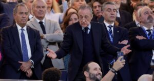 "Florentino culpable": banderas y tensión cara a cara entre hinchas del Real Madrid y el presidente en medio del escándalo de Valverde-Tchouameni imagen-3