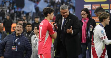 Sin Coudet, la reacción de los jugadores de River al recibir la medalla de subcampeón imagen-11