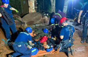 Cachorro cayó a un pozo de 19 metros y fue rescatado por bomberos imagen-69