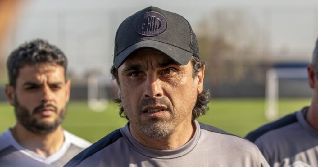 Dirigió a dos jugadores de Primera y podría asumir en la Reserva de River imagen-5