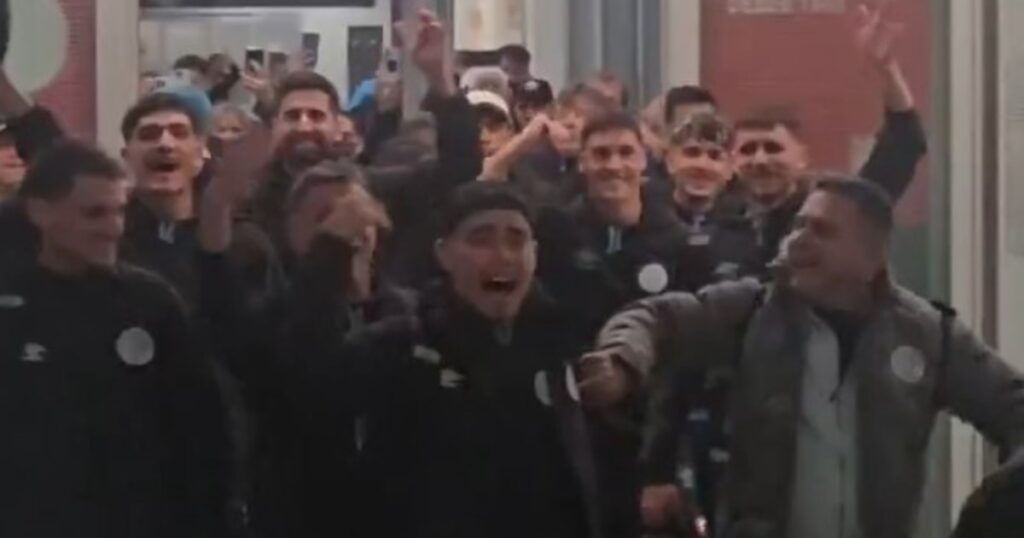 Locura en Córdoba por los héroes de La Paternal: una multitud de hinchas recibió a los jugadores de Belgrano en el aeropuerto imagen-43