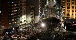 Miles de uruguayos participaron de la Marcha del Silencio para reclamar por sus desaparecidos durante la última dictadura militar Miles de uruguayos participaron de la Marcha del Silencio para reclamar por sus desaparecidos durante la última dictadura militar imagen-2