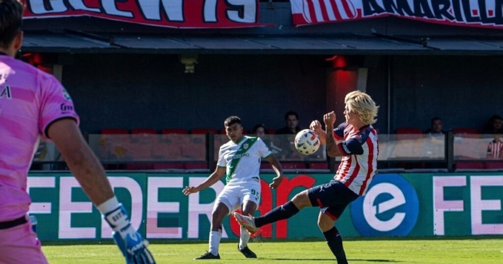 Video: el penal que Herrera y el VAR no le dieron a Banfield contra Barracas imagen-39