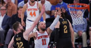 Remontada épica en la NBA: los Knicks levantaron 22 puntos y vencieron a Cleveland en la primera final del Este Remontada épica en la NBA: los Knicks levantaron 22 puntos y vencieron a Cleveland en la primera final del Este imagen-3