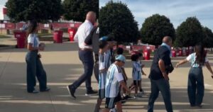 Antonela Roccuzzo y sus hijos con Messi, todos con el mismo uniforme para alentarlo en su gran debut en el Mundial imagen-3
