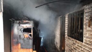 Un incendio provocó daños materiales en una vivienda y depósitos de Posadas imagen-1