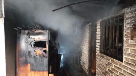 Un incendio provocó daños materiales en una vivienda y depósitos de Posadas imagen-11