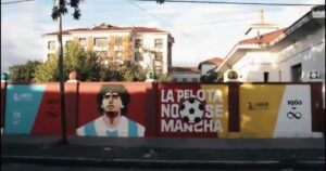 A 40 a帽os del gol a los ingleses, Malvinas y Maradona se encuentran en la cancha de Lan煤s A 40 a帽os del gol a los ingleses, Malvinas y Maradona se encuentran en la cancha de Lan煤s imagen-4