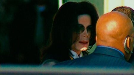Netflix ha enfurecido a los fans de Michael Jackson con el documental que arrasa en la plataforma: «Debería avergonzarse» Netflix ha enfurecido a los fans de Michael Jackson con el documental que arrasa en la plataforma: "Debería avergonzarse" imagen-109