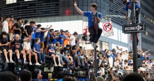 De la fiesta y el caos en Nueva York por los Knicks a la banca de Ginóbili a los Spurs imagen-2