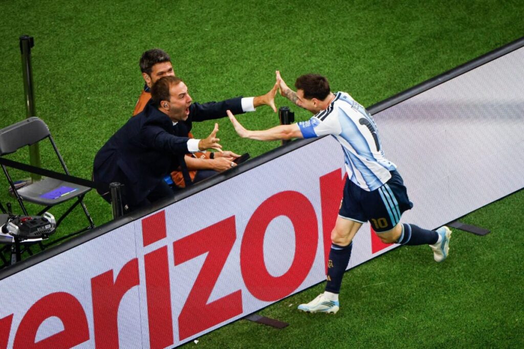 Habló el periodista que festejó un gol con Messi y se volvió viral: “Lo grité como un hincha más” Habló el periodista que festejó un gol con Messi y se volvió viral: “Lo grité como un hincha más” imagen-5