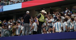 Eludieron controles de seguridad y generaron incidentes en el Mundial: no podrán ir a la cancha en Argentina por dos años imagen-2