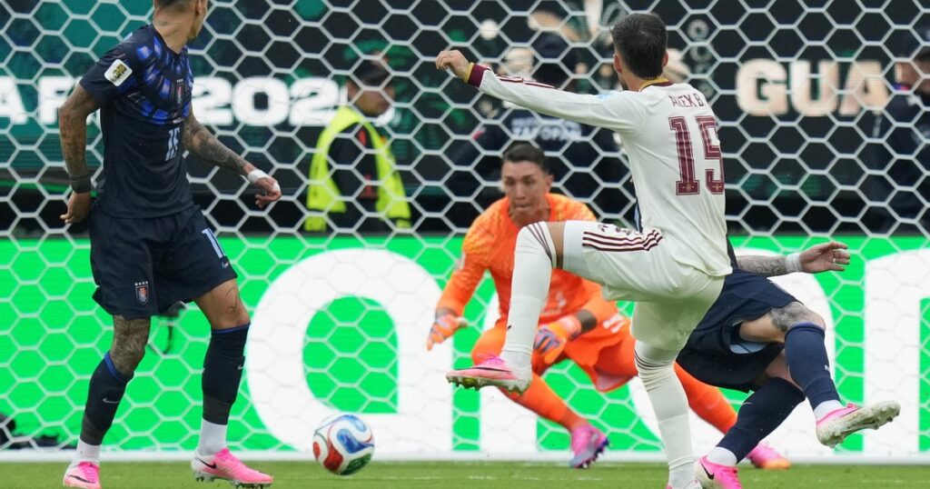 Video: otro error de Muslera y Bielsa lo sacó imagen-5
