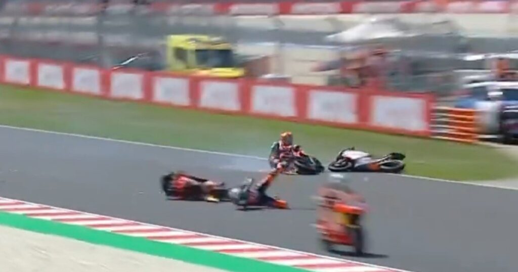 Moto3 en Hungría: Valentín Perrone sufrió un fuerte accidente en la última vuelta cuando peleaba por el podio imagen-40