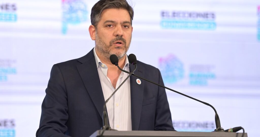 «Es un tema de la Justicia»: habló la mano derecha de Kicillof tras la difusión de los videos con fajos de dólares en la casa de Martín Insaurralde "Es un tema de la Justicia": habló la mano derecha de Kicillof tras la difusión de los videos con fajos de dólares en la casa de Martín Insaurralde imagen-100