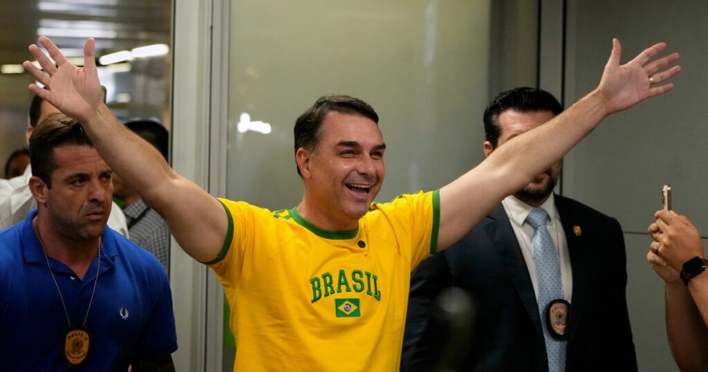 El hijo de Bolsonaro comparte un acto con Milei en Buenos Aires y se reaviva la interna con Lula imagen-98