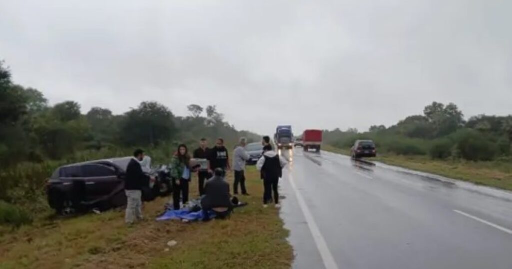 Un futbolista de Newells viajaba a Paraguay para firmar un contrato con un club, chocó y terminó herido en un accidente donde también murió un docente Un futbolista de Newells viajaba a Paraguay para firmar un contrato con un club, chocó y terminó herido en un accidente donde también murió un docente imagen-5