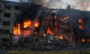 Rusia lanzó misiles contra Kiev: al menos 13 personas murieron y otras 100 resultaron heridas imagen-3