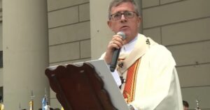 "No queremos vivir en una intolerancia que nos divide": el nuevo llamado al diálogo de García Cuerva en plaza de Mayo imagen-2