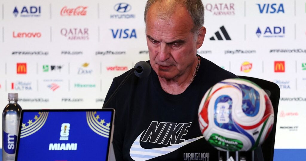 Bielsa, antes de Cabo Verde: su crítica a la pausa de hidratación, el "no le contesto nada" y las risas por un posible tatuaje de su cara imagen-40