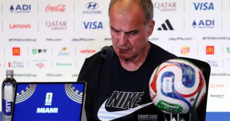 Bielsa, antes de Cabo Verde: su crítica a la pausa de hidratación, el "no le contesto nada" y las risas por un posible tatuaje de su cara imagen-15