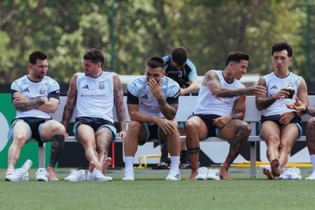Mundial 2026: un deportólogo explicó por qué la selección argentina entrenó con chalecos refrigerantes y botas aislantes Mundial 2026: un deportólogo explicó por qué la selección argentina entrenó con chalecos refrigerantes y botas aislantes imagen-8