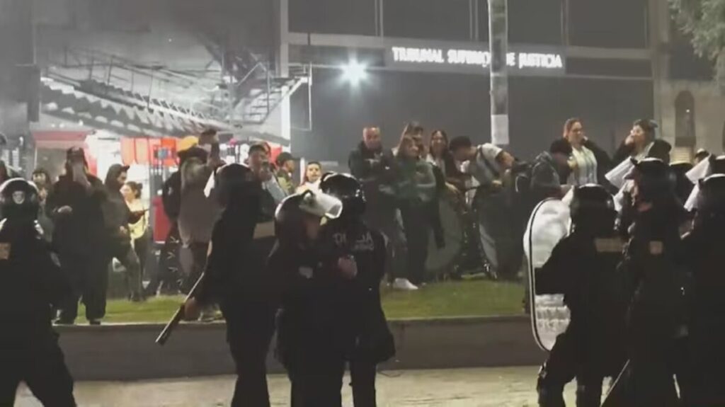 Incidentes en el Obelisco en el banderazo por el Indio Solari: la Policía desplazó a los manifestantes imagen-5