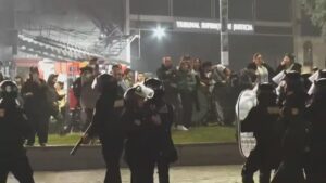 Incidentes en el Obelisco en el banderazo por el Indio Solari: la Policía desplazó a los manifestantes imagen-3
