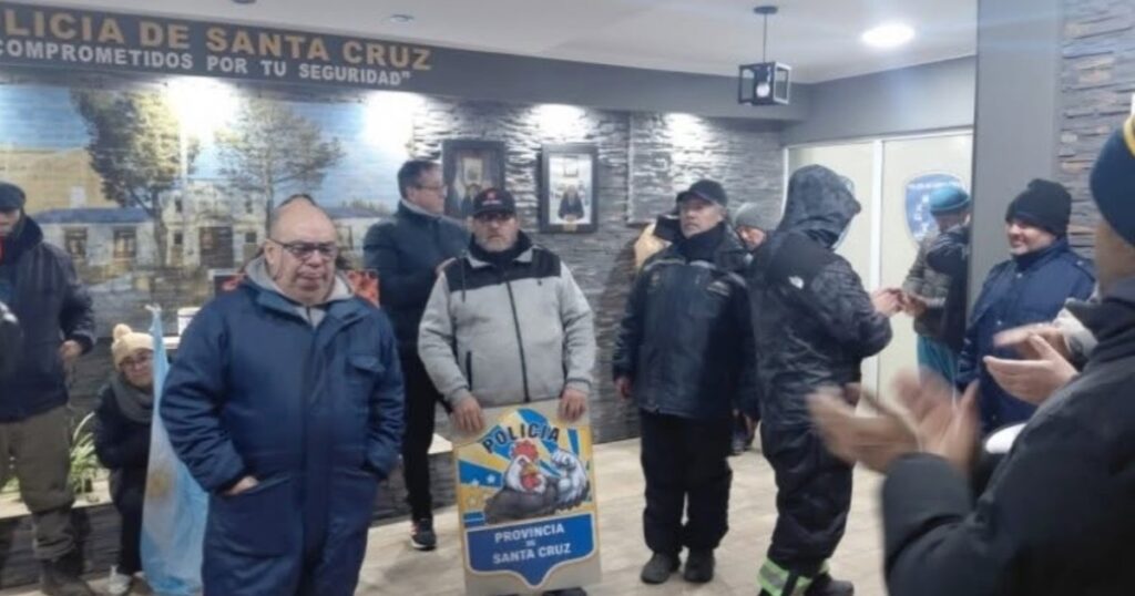 Crisis en Santa Cruz: el gobernador denuncia intento de derrocarlo luego de que legisladores K rechazaron el endeudamiento Crisis en Santa Cruz: el gobernador denuncia intento de derrocarlo luego de que legisladores K rechazaron el endeudamiento imagen-99