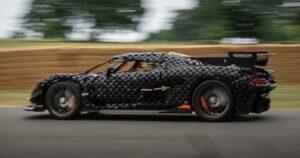 El automóvil hecho con 328.000 piezas Lego alcanzó los 111 km/h imagen-3