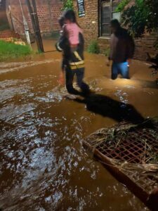 Bomberos evacuaron a una familia y asistieron a ocupantes de un vehículo tras las intensas lluvias en Oberá imagen-4