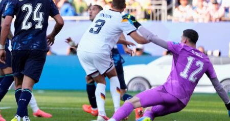 Video: el 2 a 1 anulado a Alemania por presunto foul a Gill imagen-12