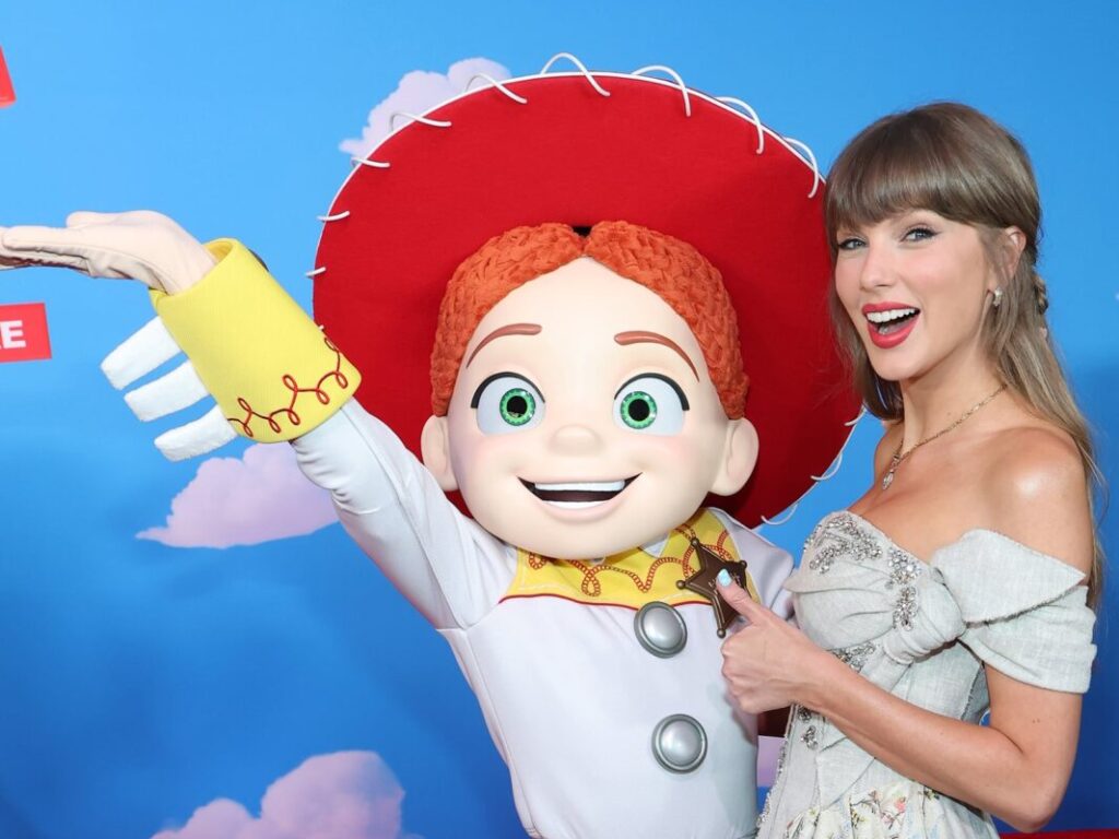 Taylor Swift sorprendió a todos con una interpretación en vivo de la canción que escribió para Toy Story 5 Taylor Swift sorprendió a todos con una interpretación en vivo de la canción que escribió para Toy Story 5 imagen-100