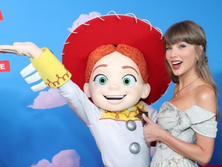 Taylor Swift sorprendió a todos con una interpretación en vivo de la canción que escribió para Toy Story 5 imagen-8