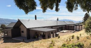 Una casa con piel metálica que define una imagen austera y de refugio en el paisaje patagónico Una casa con piel metálica que define una imagen austera y de refugio en el paisaje patagónico imagen-3