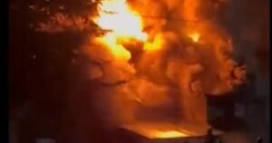 Un incendio destruyó un motel familiar en una paradisíaca localidad de la Patagonia: hubo una explosión y cinco bomberos terminaron intoxicados imagen-2