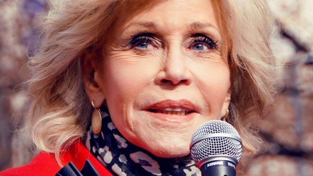 Jane Fonda (88 años): «Estoy acostumbrada a levantarme a las 5:30, así que no pasa nada… excepto dormirme a las 20:00» Jane Fonda (88 años): "Estoy acostumbrada a levantarme a las 5:30, así que no pasa nada... excepto dormirme a las 20:00" imagen-5