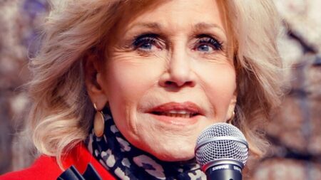 Jane Fonda (88 años): "Estoy acostumbrada a levantarme a las 5:30, así que no pasa nada... excepto dormirme a las 20:00" imagen-102
