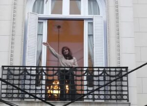 El kirchnerismo agita la esquina del departamento de Cristina Kirchner, a días de cumplirse un año de su condena y prisión domiciliaria imagen-3