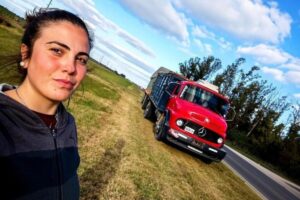 “Lo hago por ellos”: tiene 24 años, trabaja con un camión, quiere una casa para sus hijos y la acompaña una historia conmovedora imagen-2